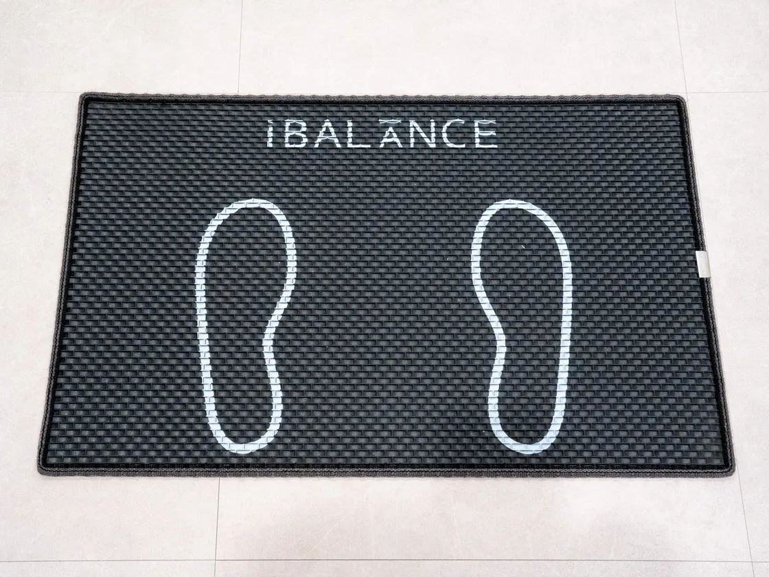 체형 검사기 iBALANCE 의 발판. 두 발을 올려놓는 자리가 표시돼 있다