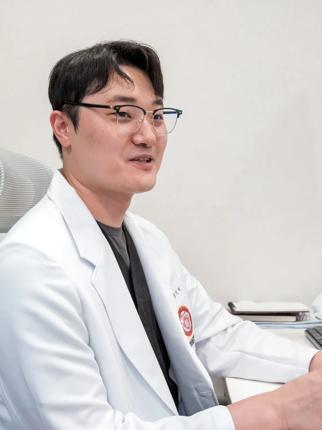 진료실에서 환자와 마주 앉아 상담하는 대표원장