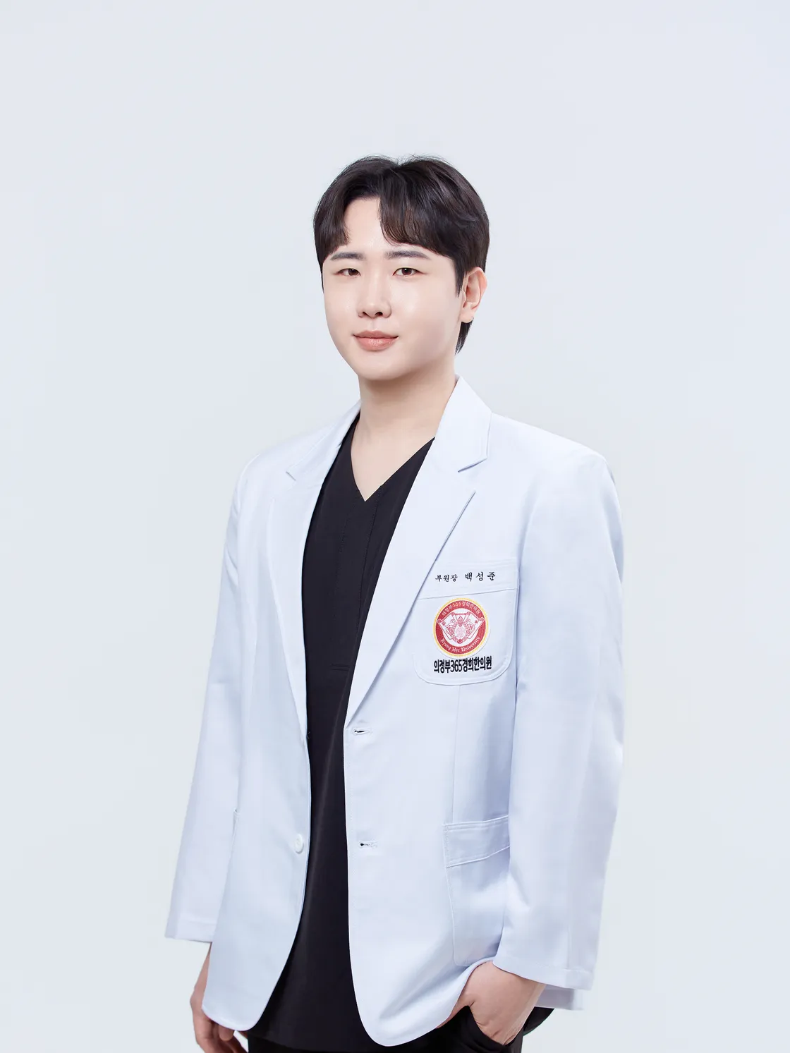 진료 가운을 입고 서 있는 백성준 부원장